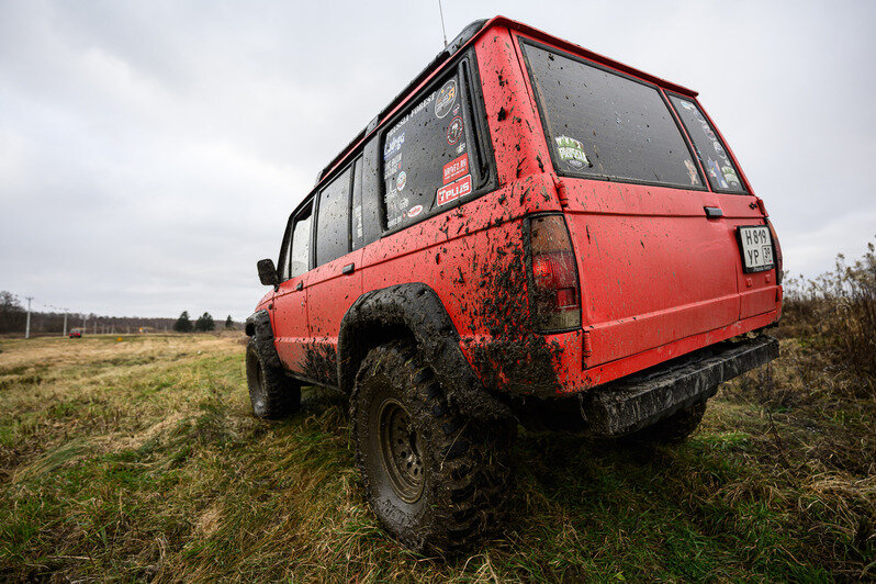 Грязь, азарт и костюмы: новогодний трофи-рейд под Калининградом (фоторепортаж)