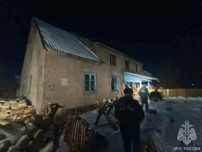 Из дома успели вынести газовые балоны. | Фото: МЧС России по Калининградской области