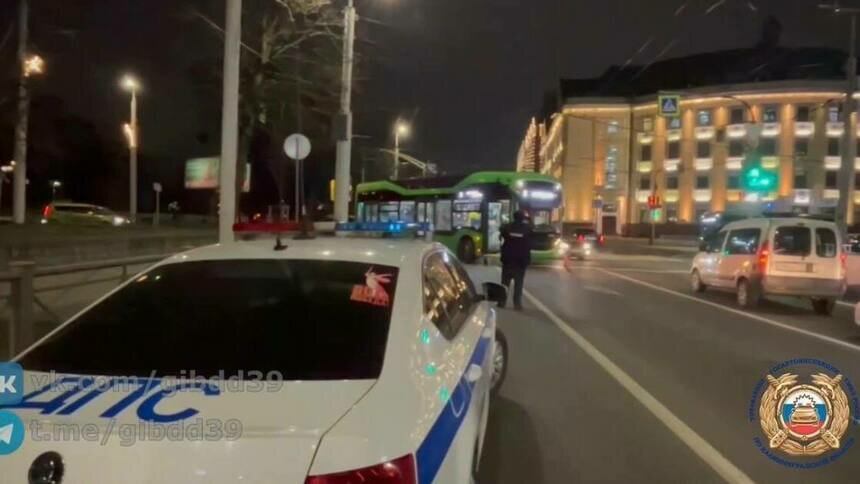 Полиция возбудила уголовное дело против водителя троллейбуса, который задавил женщину на Гвардейском проспекте в Калининграде   - Новости Калининграда | Фото: Фото: Госавтоинспекция Калининградской области