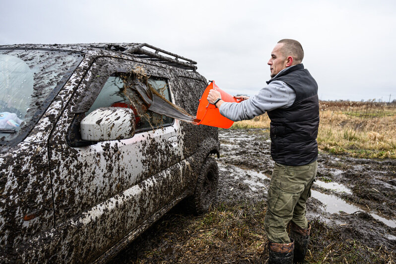 Грязь, азарт и костюмы: новогодний трофи-рейд под Калининградом (фоторепортаж)