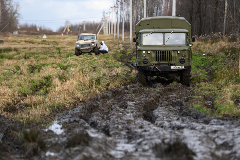 Грязь, азарт и костюмы: новогодний трофи-рейд под Калининградом (фоторепортаж)