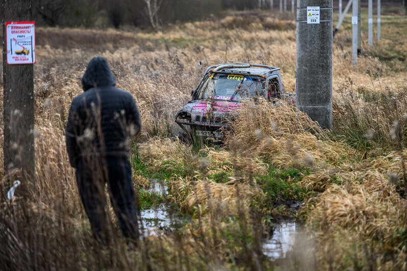Грязь, азарт и костюмы: новогодний трофи-рейд под Калининградом (фоторепортаж)