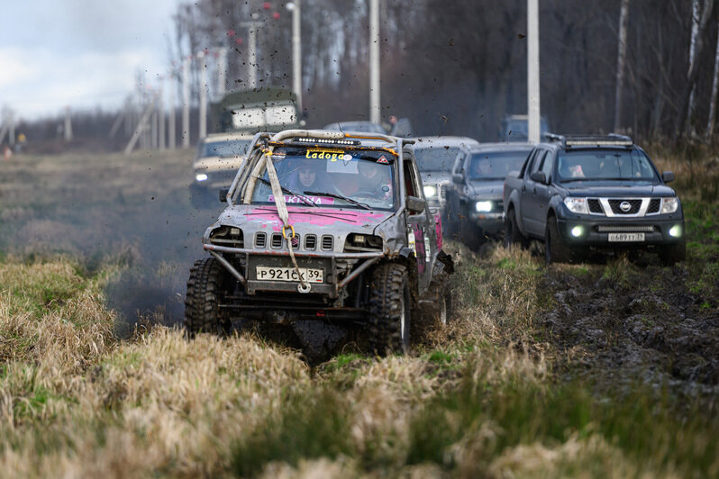 Грязь, азарт и костюмы: новогодний трофи-рейд под Калининградом (фоторепортаж)