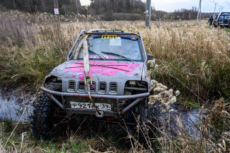 Грязь, азарт и костюмы: новогодний трофи-рейд под Калининградом (фоторепортаж)
