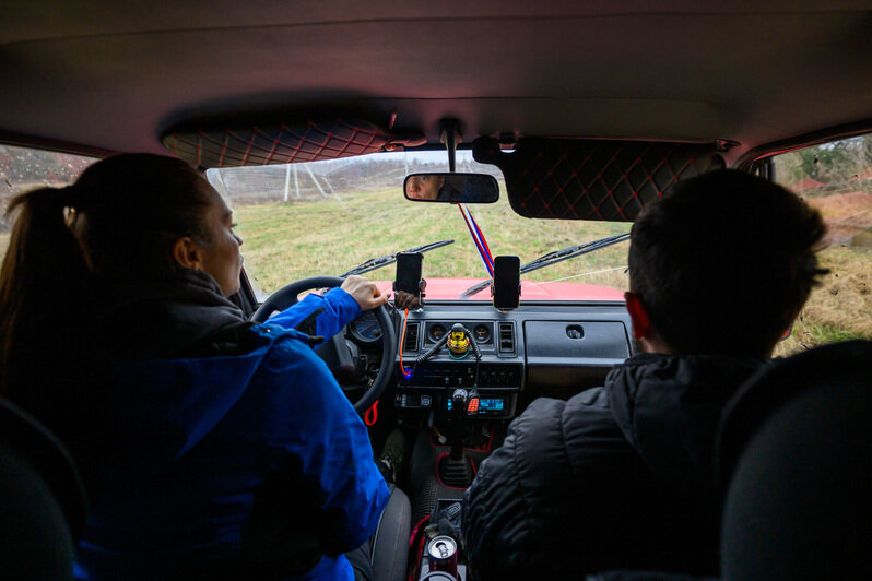 Грязь, азарт и костюмы: новогодний трофи-рейд под Калининградом (фоторепортаж)