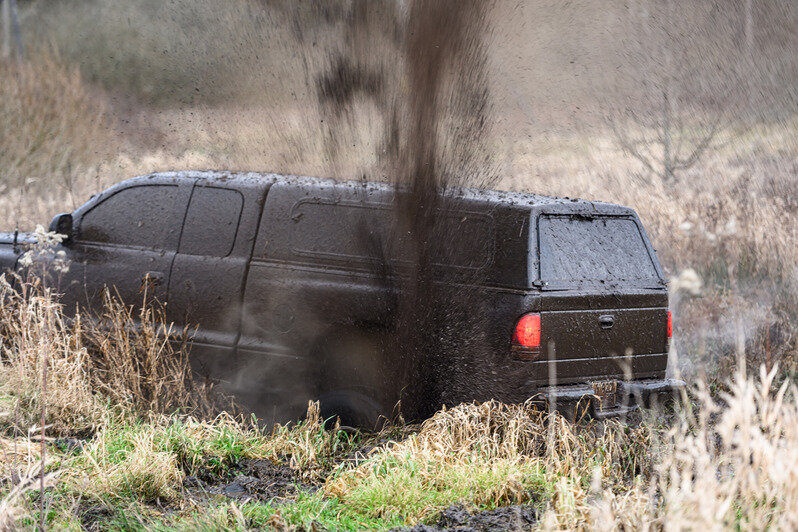 Грязь, азарт и костюмы: новогодний трофи-рейд под Калининградом (фоторепортаж)