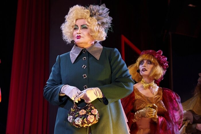 Преображаться актёрам помогает не только мастерство, но и грим. | Фото: архив Калининградского областного музыкального театра 