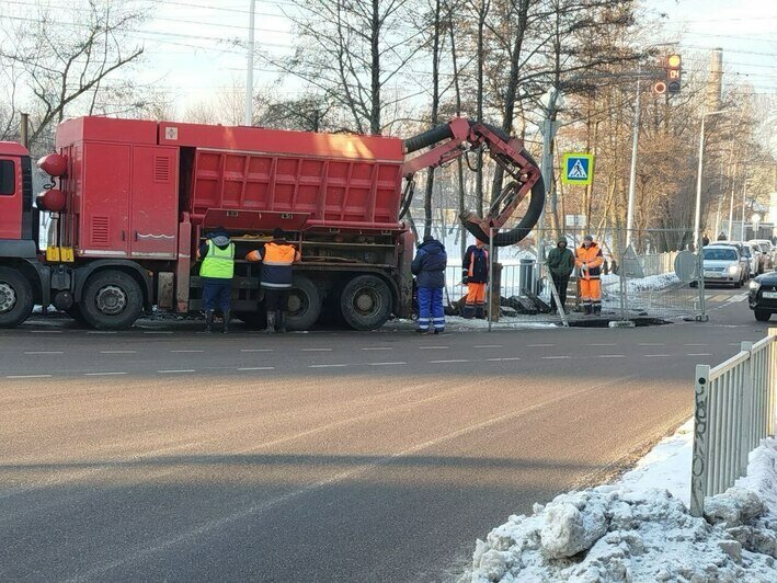 Аварийно-восстановительные работы продолжаются с использованием специализированной техники. | Фото: тг-канал Водоканала Калининградской области