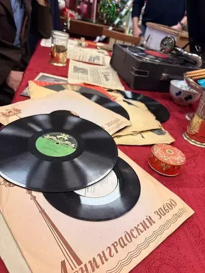 Танцы под патефонные пластинки, чай с советскими сладостями и новогодние украшения помогли воссоздать настроение послевоенного Калининграда. | Фото: БФУ им. И. Канта