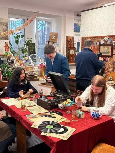 Танцы под патефонные пластинки, чай с советскими сладостями и новогодние украшения помогли воссоздать настроение послевоенного Калининграда. | Фото: БФУ им. И. Канта