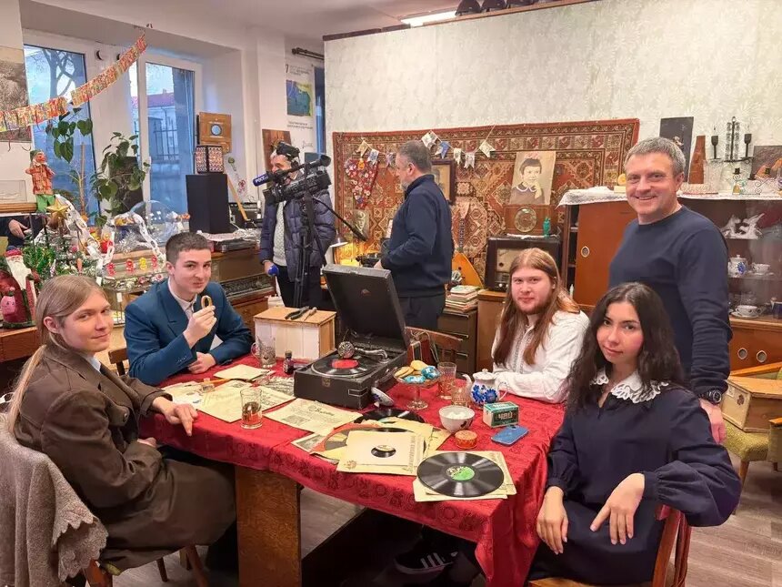 Для реконструкции праздничной атмосферы использовали подлинную одежду и предметы быта первых переселенцев. | Фото: БФУ им. И. Канта