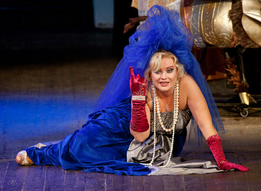 Актрисе Елене Мочаловой подвластны разные жанры. | Фото: архив Калининградского областного музыкального театра 