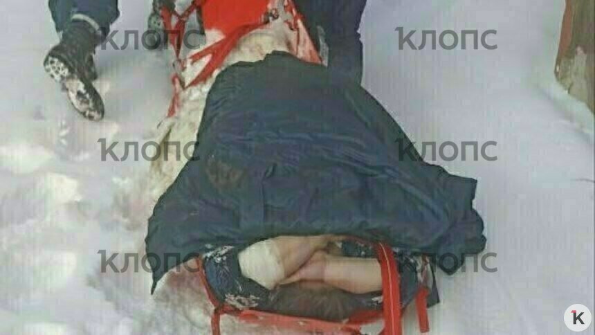 Женщину на пластиковых носилках везут к машине скорой помощи  | Фото: очевидец