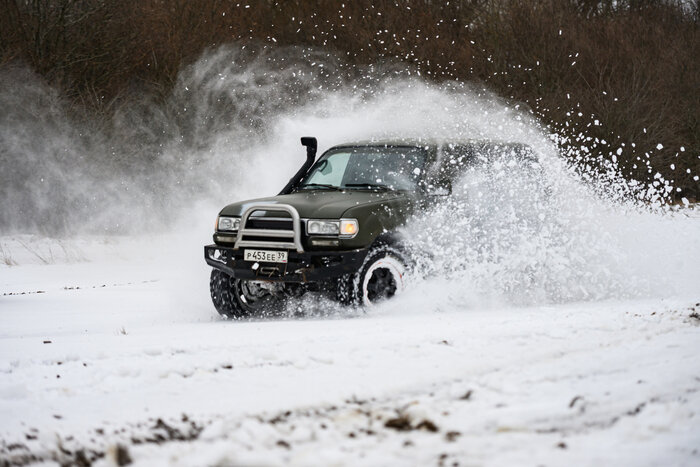 Когда асфальт заканчивается: снежный заезд внедорожников под Калининградом (фото)