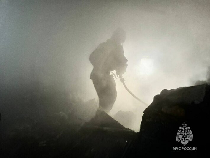 В Светлом загорелся гараж с надстроенной вторым этажом кирпичной баней - Новости Калининграда | Фото: МЧС