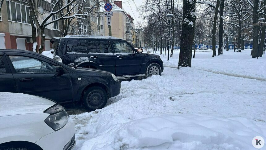 Калининградцы вынуждены парковаться в сугробах на тротуаре: юрист объяснил, будет ли штраф и эвакуация - Новости Калининграда | Фото: «Клопс»