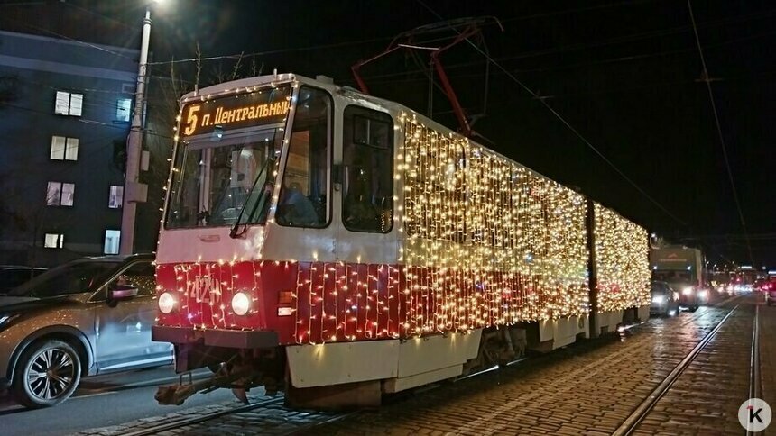 В Калининграде сняли гирлянды с трамваев и троллейбусов и по ночам убирают остальную новогоднюю атрибутику   - Новости Калининграда | Фото Михаила Лаврукайтиса