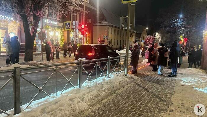 Светофор в центре Зеленоградска столкнул лбами водителей и сделал из пешеходов нарушителей (фото) - Новости Калининграда | Фото: «Клопс»