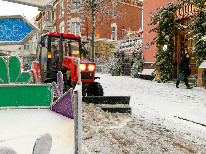 В Зеленоградске снег чистят постоянно. | Фото: Александр Мелехов