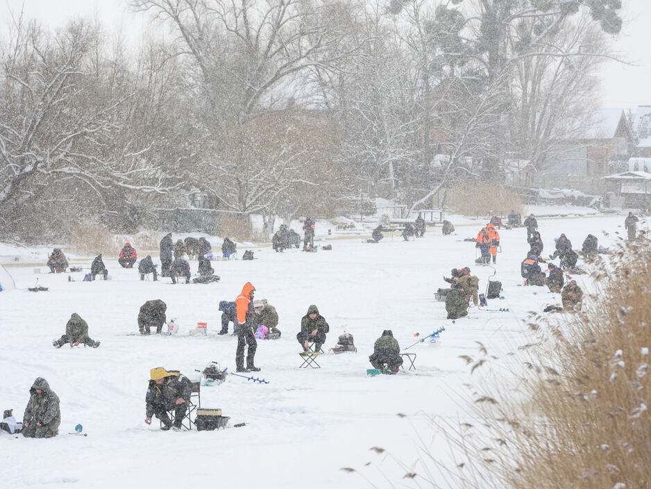 Как на картинах Брейгеля: в новогодние каникулы река Прохладная превратилась в рыбацкий городок