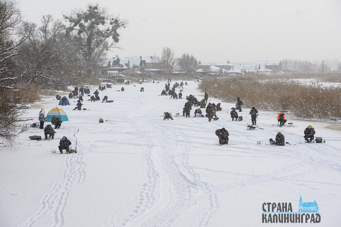 Как на картинах Брейгеля: в новогодние каникулы река Прохладная превратилась в рыбацкий городок