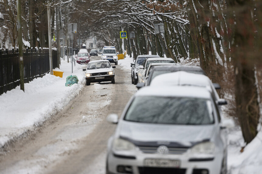 На дорогах сохранится снежный накат и гололедица. | Фото: Александр Мелехов
