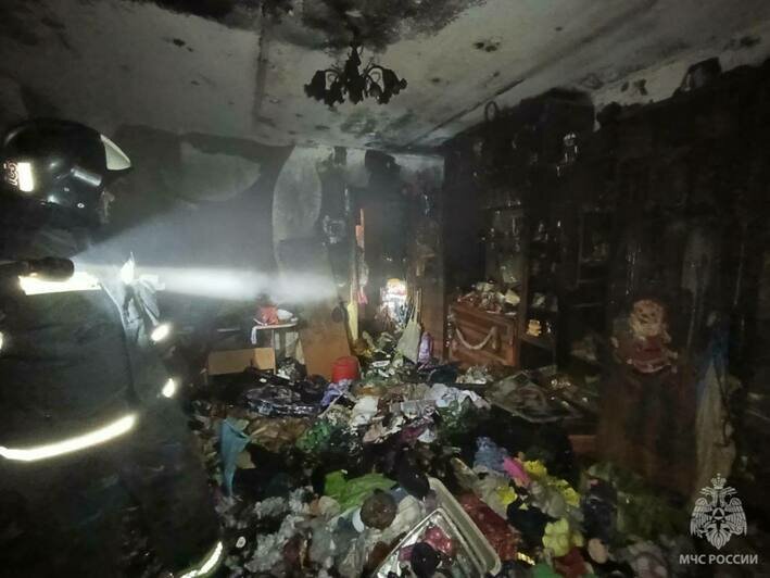 В гусевской многоэтажке загорелись диван и ветошь в квартире, погибла женщина - Новости Калининграда | Фото: МЧС региона