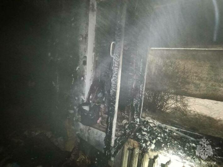 В гусевской многоэтажке загорелись диван и ветошь в квартире, погибла женщина - Новости Калининграда | Фото: МЧС региона