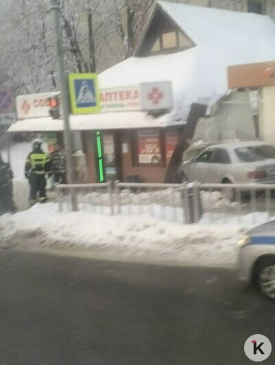 В Гурьевске легковушка вылетела на тротуар и прижала прохожую к стене аптеки (фото) - Новости Калининграда | Фото читателя