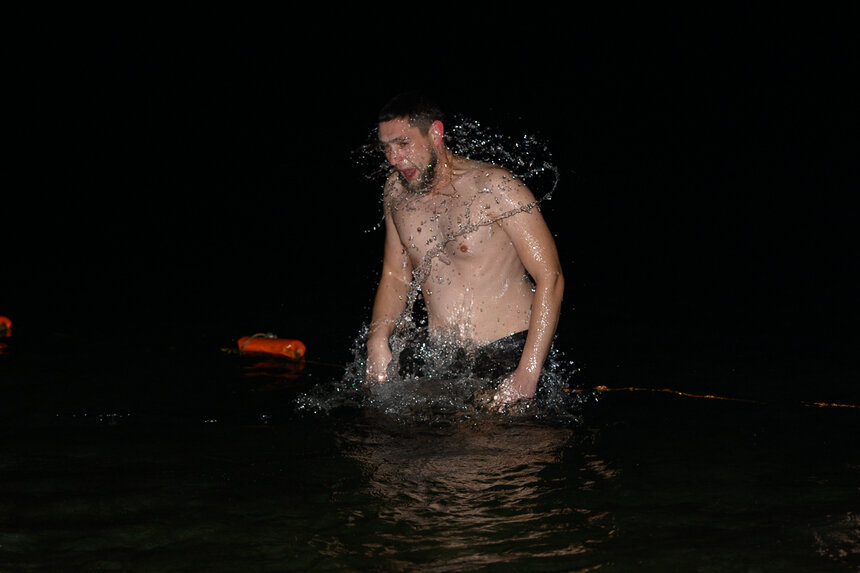Ныряют в прорубь в ночь с 18 на 19 января | Фото: Александр Мелехов