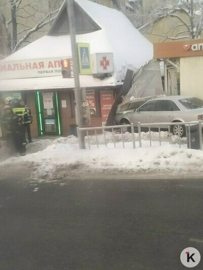 В Гурьевске легковушка вылетела на тротуар и прижала прохожую к стене аптеки (фото) - Новости Калининграда | Фото читателя