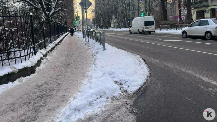 Вот так обычно выглядят калининградские улицы. Проезжая часть чистая, тротуары в снегу и наледью | Фото: «Клопс»