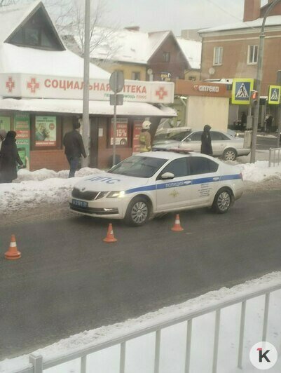 В Гурьевске легковушка вылетела на тротуар и прижала прохожую к стене аптеки (фото) - Новости Калининграда | Фото читателя