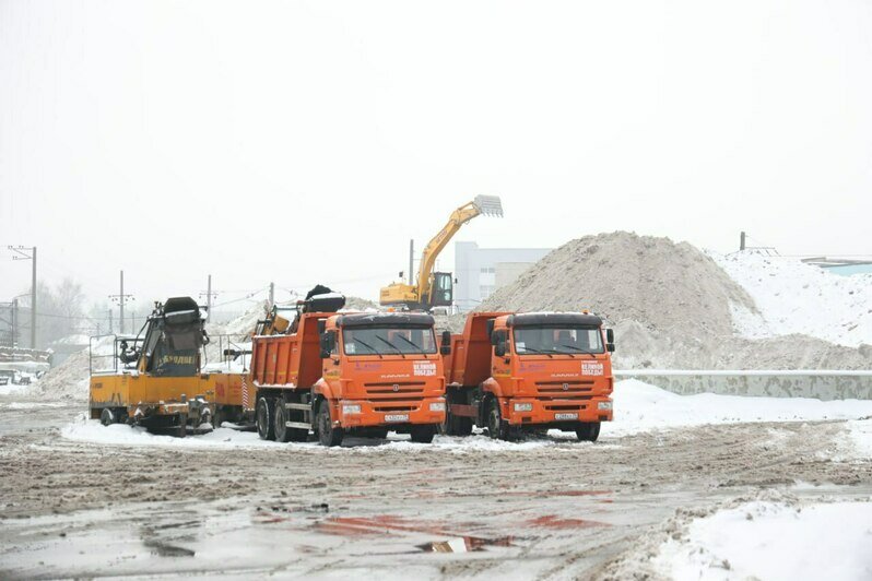Выросла гора: коммунальщикам пришлось загнать экскаватор на вершину главной снегосвалки Калининграда (фото) - Новости Калининграда | Фото: официальный канал администрации Калининграда / Telegram