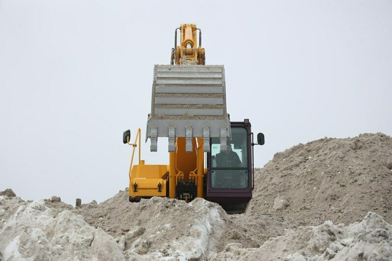 Выросла гора: коммунальщикам пришлось загнать экскаватор на вершину главной снегосвалки Калининграда (фото) - Новости Калининграда | Фото: официальный канал администрации Калининграда / Telegram