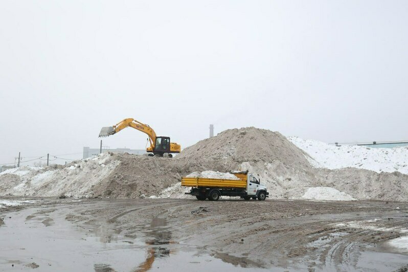Выросла гора: коммунальщикам пришлось загнать экскаватор на вершину главной снегосвалки Калининграда (фото) - Новости Калининграда | Фото: официальный канал администрации Калининграда / Telegram