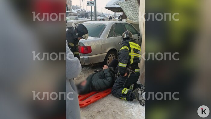 Пострадавшую достают из-под машины  | Фото: Наталья 