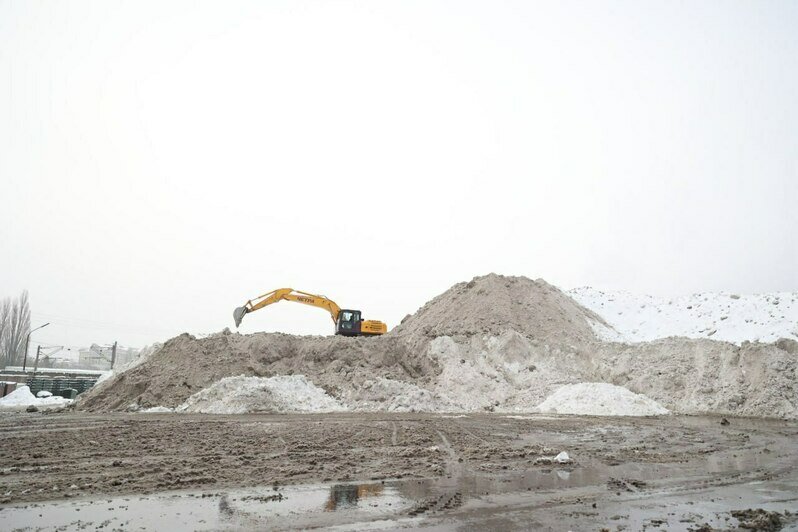 Выросла гора: коммунальщикам пришлось загнать экскаватор на вершину главной снегосвалки Калининграда (фото) - Новости Калининграда | Фото: официальный канал администрации Калининграда / Telegram