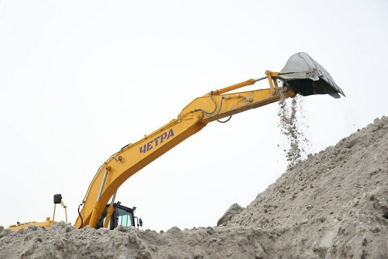 Выросла гора: коммунальщикам пришлось загнать экскаватор на вершину главной снегосвалки Калининграда (фото) - Новости Калининграда | Фото: официальный канал администрации Калининграда / Telegram