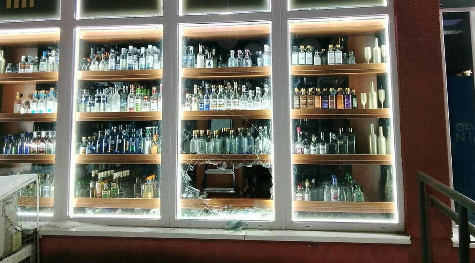 В Калининграде воры разбили витрину, разжились сигаретами и потеряли часть украденного во время бегства (фото)   - Новости Калининграда | Фото: Александр Смирнов