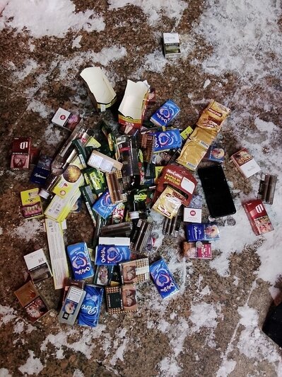 В Калининграде воры разбили витрину, разжились сигаретами и потеряли часть украденного во время бегства (фото)   - Новости Калининграда | Фото: Александр Смирнов