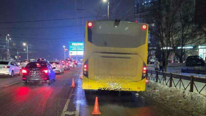 На Ленинском проспекте в Калининграде автобус сбил перебегавшего дорогу в неположенном месте мужчину - Новости Калининграда | Фото: Госавтоинспекция Калининградской области