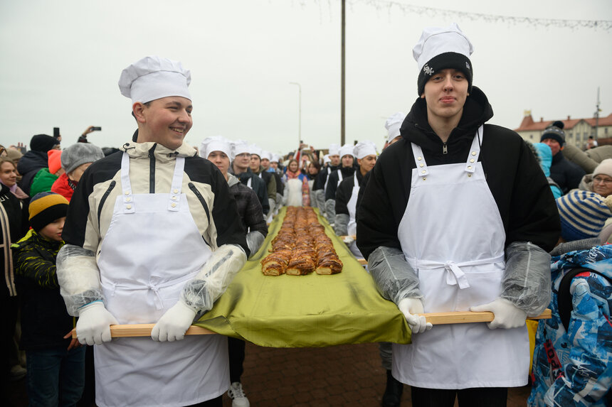 В прошлом году кранцевский пирог весил 25 килограммов, а длиной был 20 метров 25 сантиметров  | Фото: Александр Мелехов