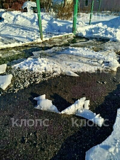В посёлке под Зеленоградском из-за утечки воды появился стихийный каток, которому местные не обрадовались (фото) - Новости Калининграда | Фото: очевидцы