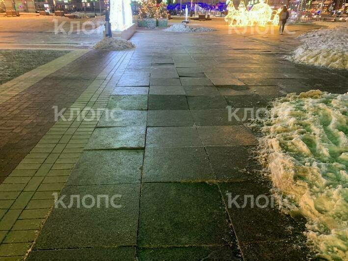 «Собянина на них нет»: московские туристы едва не переломали ноги, спотыкаясь об остатки плитки на площади Победы (фото) - Новости Калининграда | Фото: очевидцы