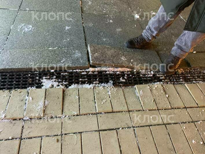 «Собянина на них нет»: московские туристы едва не переломали ноги, спотыкаясь об остатки плитки на площади Победы (фото) - Новости Калининграда | Фото: очевидцы