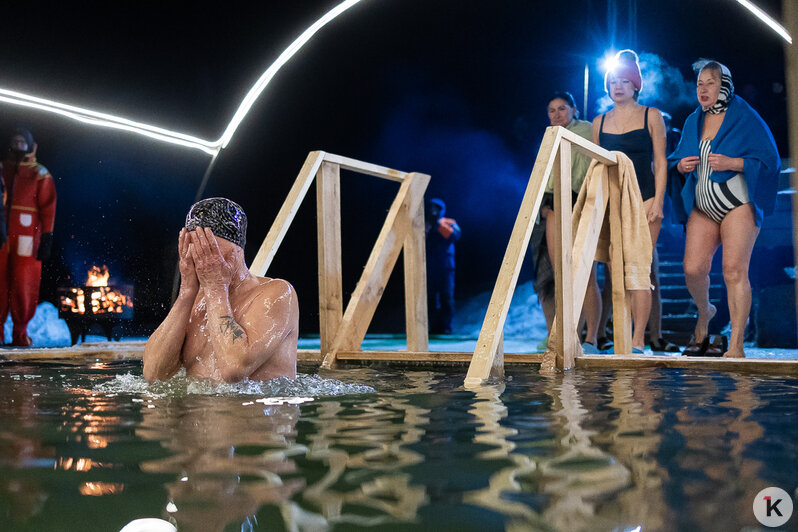 Лёд, прорубь и смельчаки: как прошли крещенские купания в Калининградской области (фоторепортаж) - Новости Калининграда | Фото: Александр Подгорчук / «Клопс»