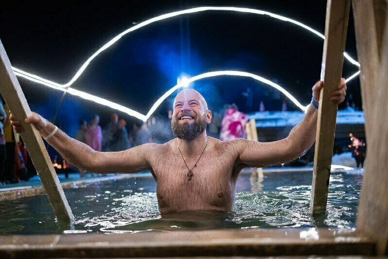 Крещенские купания в водоёме парка развлечений «Аистово». | Фото: Александр Подгорчук / «Клопс»