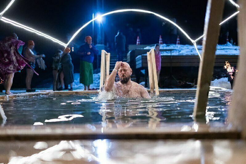 Крещенские купания в водоёме парка развлечений «Аистово». | Фото: Александр Подгорчук / «Клопс»