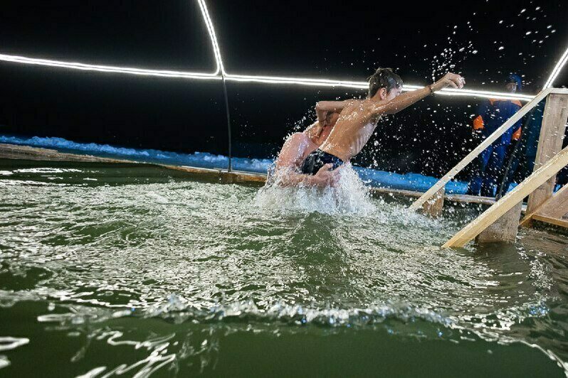 Крещенские купания в водоёме парка развлечений «Аистово». | Фото: Александр Подгорчук / «Клопс»